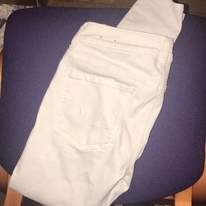NWT AEO White Stretchy Jeans